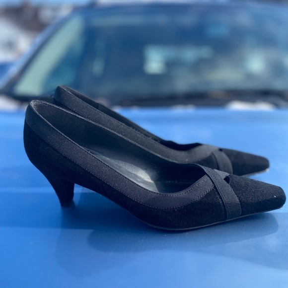 Stuart Weitzman Black Suede Kitten Heel Pumps 6.5 - Picture 2 of 9